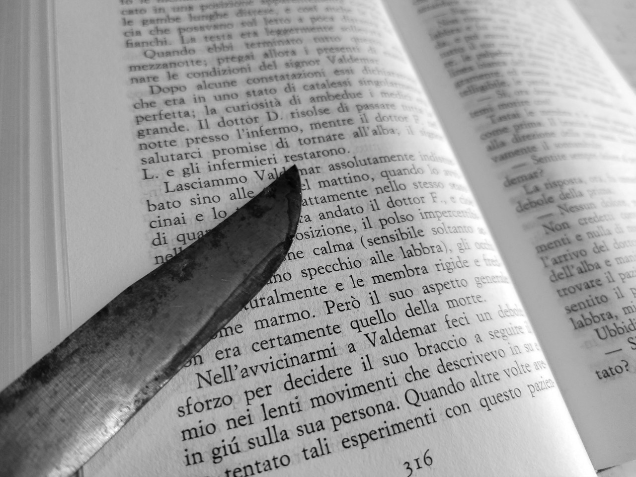 coltello su libro